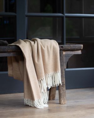 Beige plaid van 50% kasjmier en 50% merinowol uit de Tibet collectie