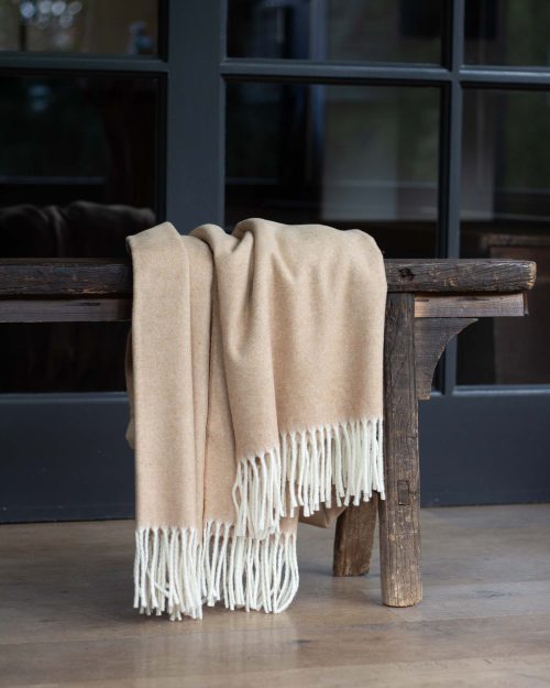 plaid-tibet-beige-kasjmier-wol_11 Beige plaid van 50% kasjmier en 50% merinowol uit de Tibet collectie