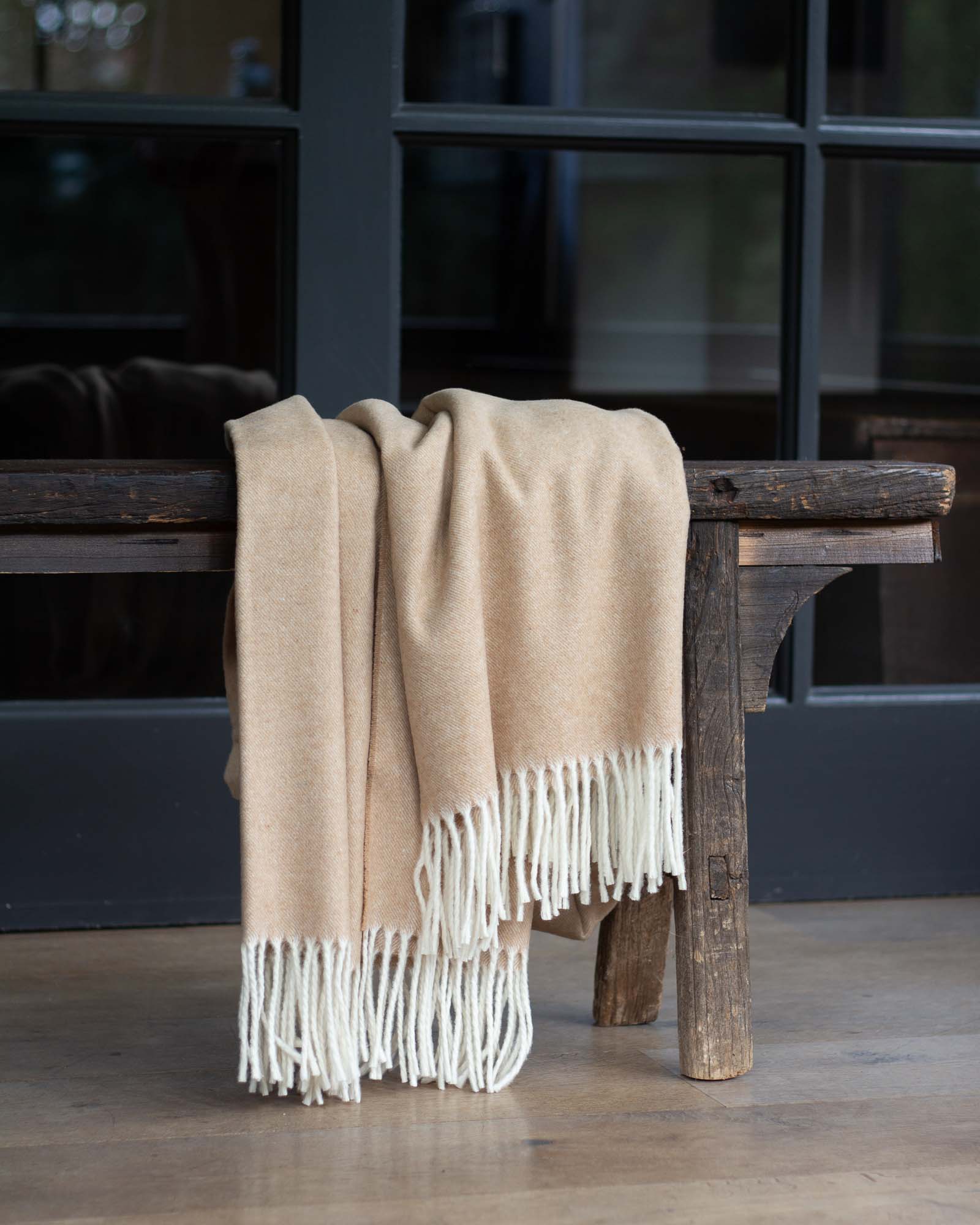 Beige plaid van 50% kasjmier en 50% merinowol uit de Tibet collectie