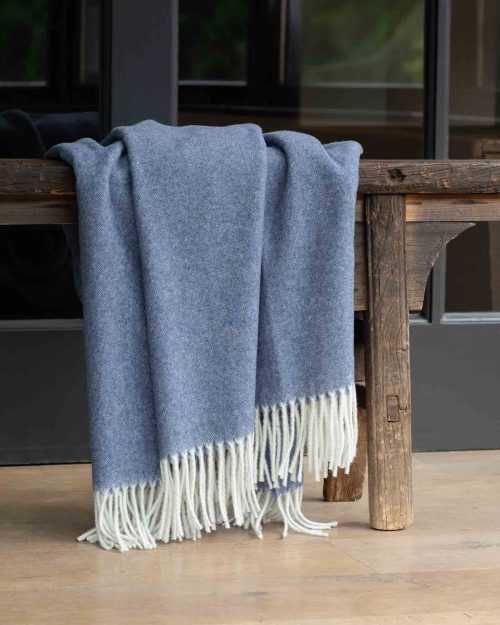 plaid-tibet-blauw-kasjmier-wol_12 Blauwe plaid van 50% kasjmier en 50% merinowol uit de Tibet collectie
