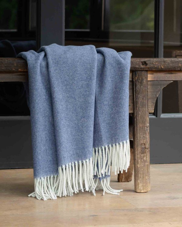 Blauwe plaid van 50% kasjmier en 50% merinowol uit de Tibet collectie