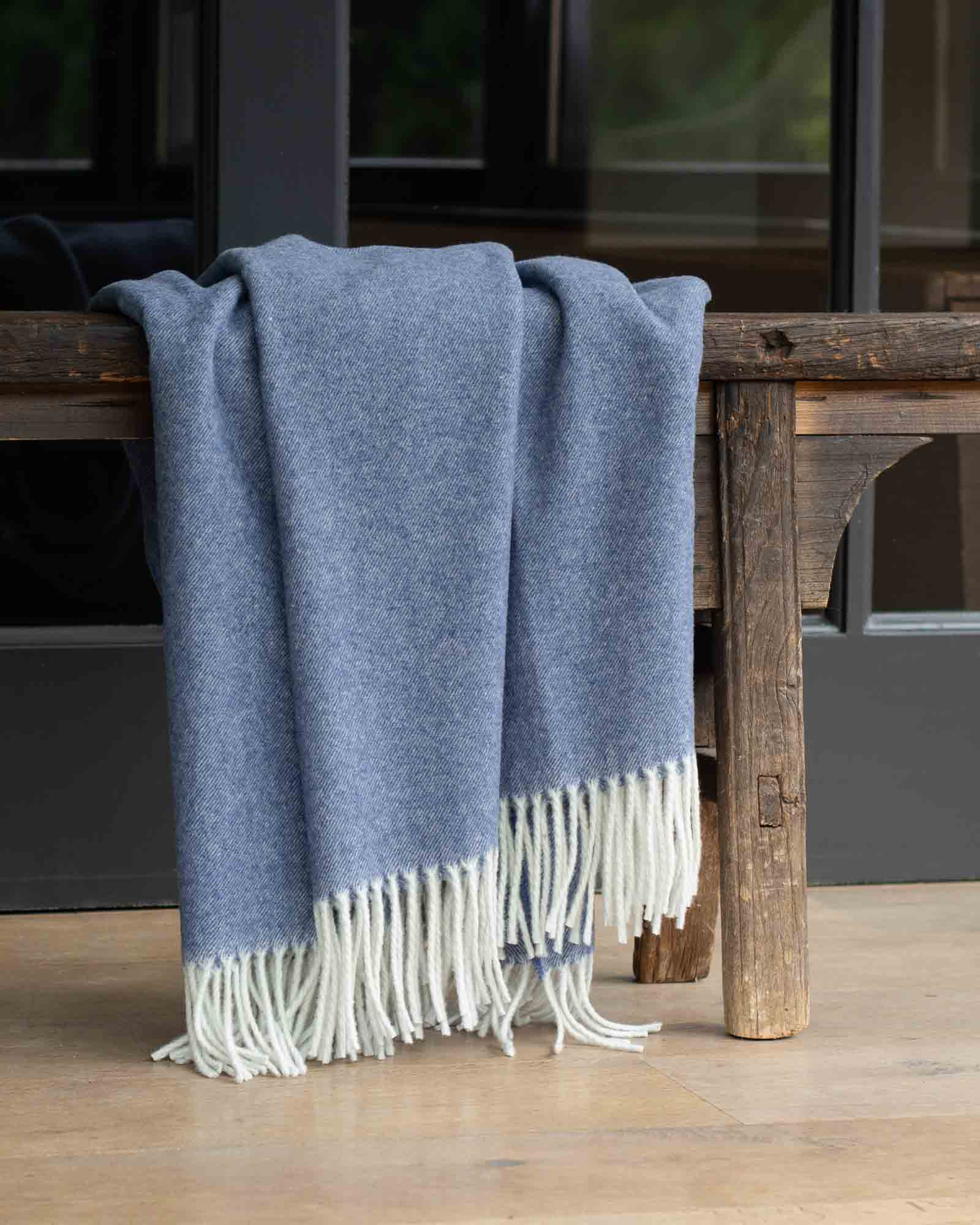 Blauwe plaid van 50% kasjmier en 50% merinowol uit de Tibet collectie