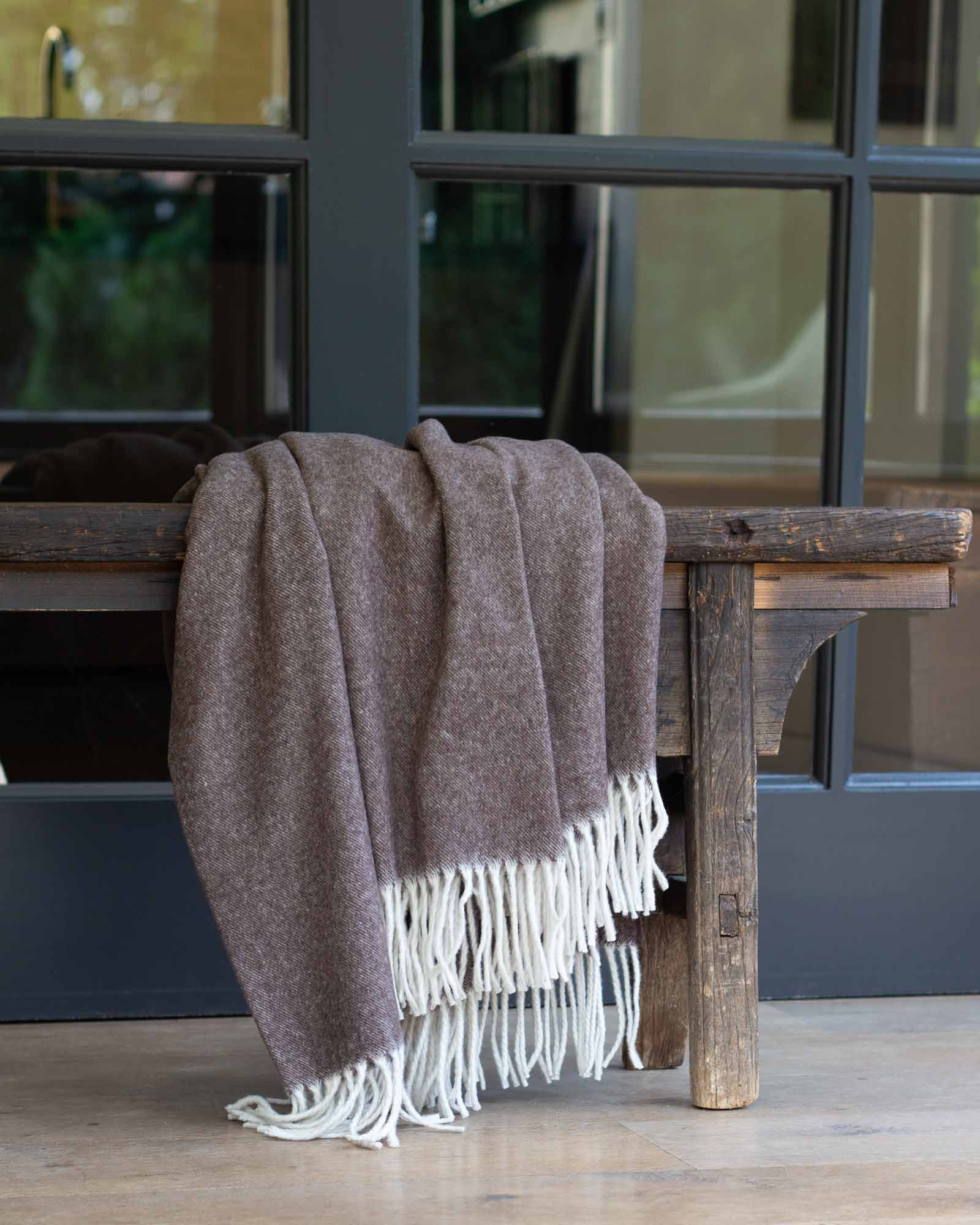 Bruine plaid van 50% kasjmier en 50% merinowol uit de Tibet collectie