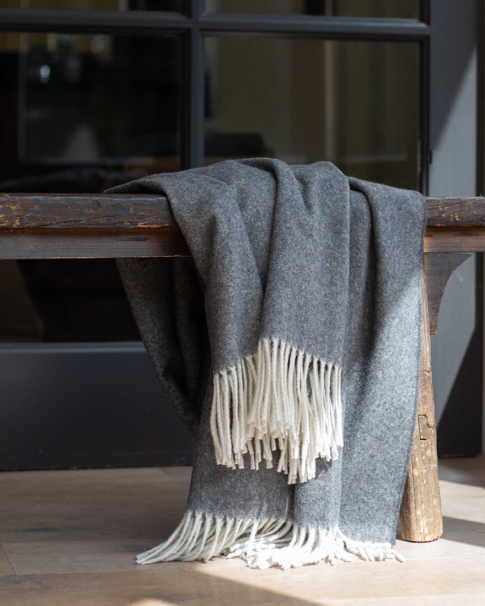 Donkergrijze plaid van 50% kasjmier en 50% merinowol uit de Tibet collectie