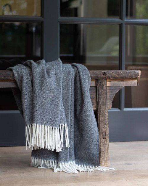 plaid-tibet-donketgrijs-kasjmier-wol_10 Donkergrijze plaid van 50% kasjmier en 50% merinowol uit de Tibet collectie