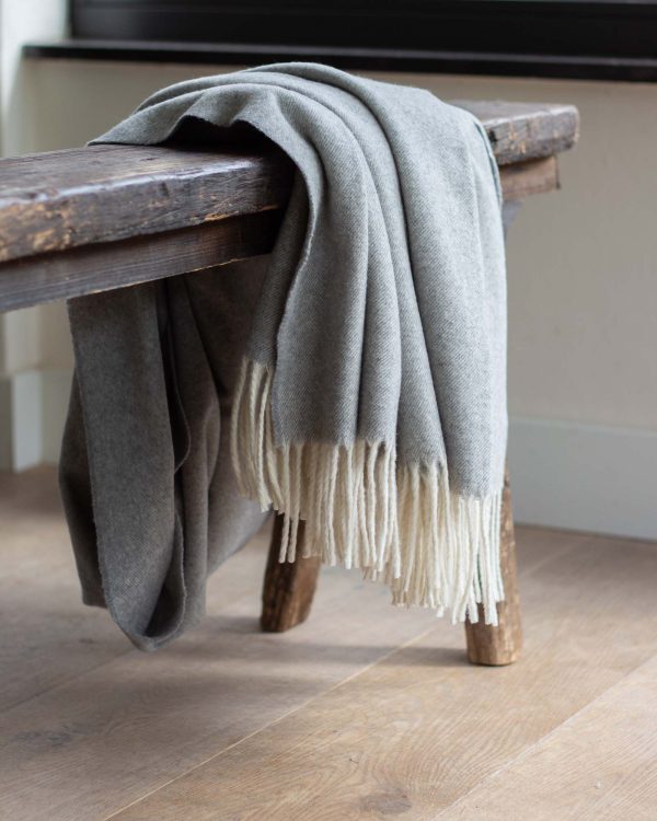 Grijze plaid van 50% kasjmier en 50% merinowol uit de Tibet collectie