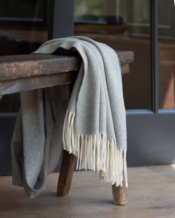 Grijze plaid van 50% kasjmier en 50% merinowol uit de Tibet collectie