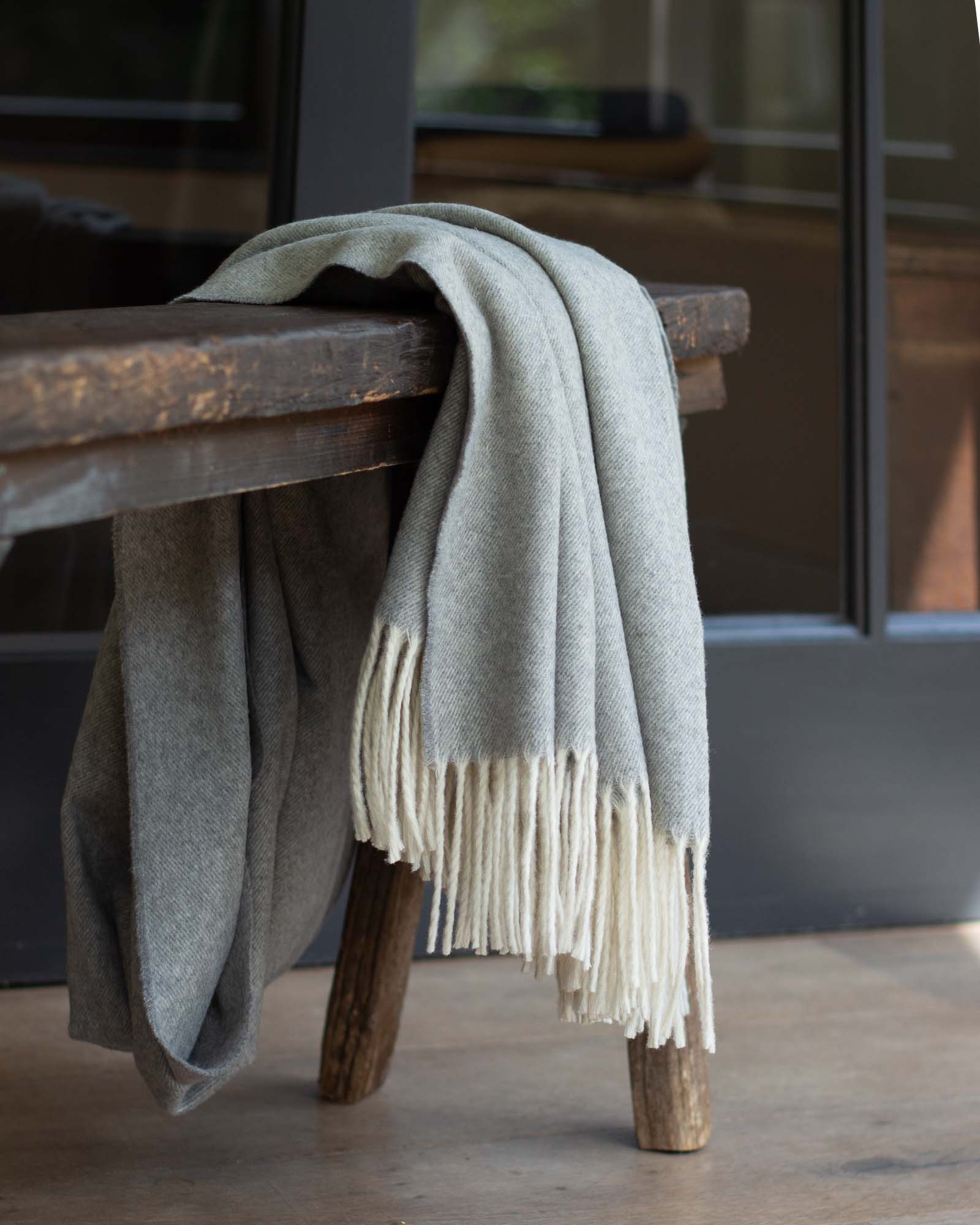 Grijze plaid van 50% kasjmier en 50% merinowol uit de Tibet collectie
