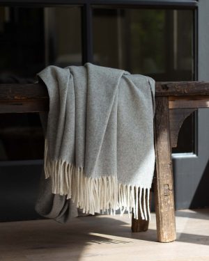Grijze plaid van 50% kasjmier en 50% merinowol uit de Tibet collectie