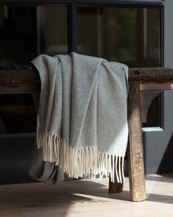 Grijze plaid van 50% kasjmier en 50% merinowol uit de Tibet collectie